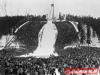 004 Skocznia olimpijska Holmenkollbakken i tłumy ok. 180 tysięcy kibiców. Zawody oglądał król z rodziną